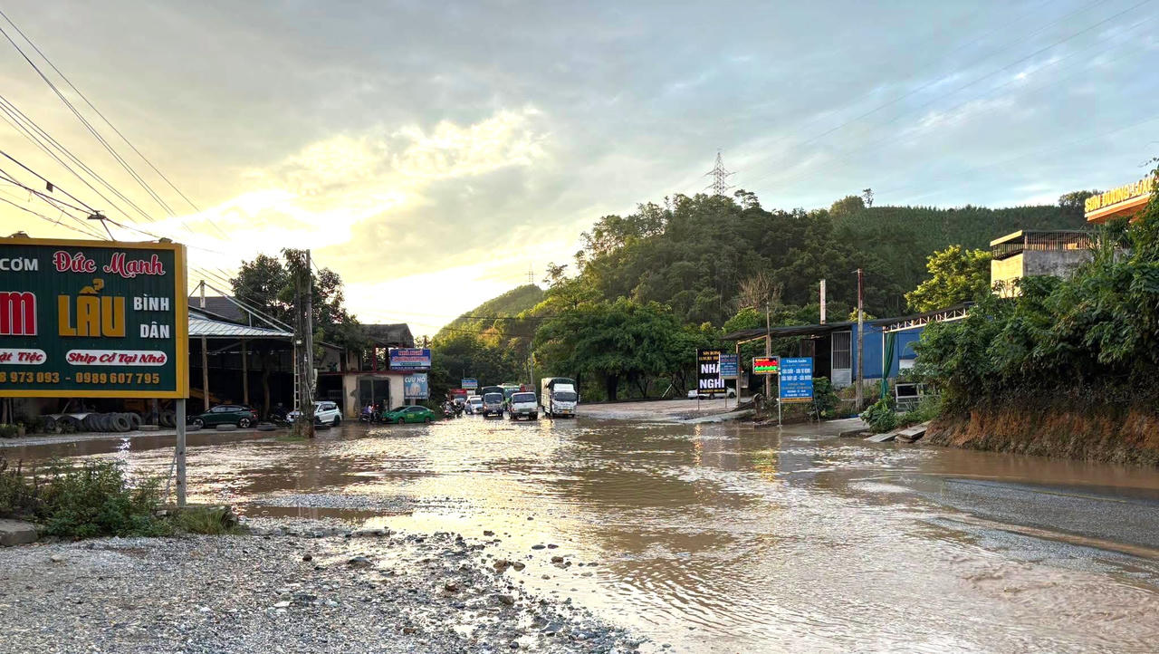 Một đoạn đường thuộc xã Sơn Thủy (tỉnh Tuyên Quang) bị ngập do mưa lớn. (Ảnh: CTV)