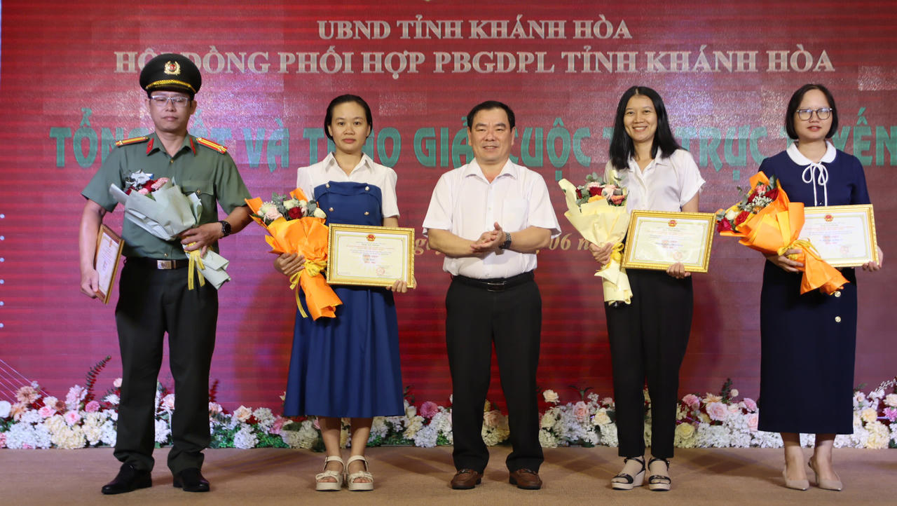 Các tập thể được nhận giải nhì