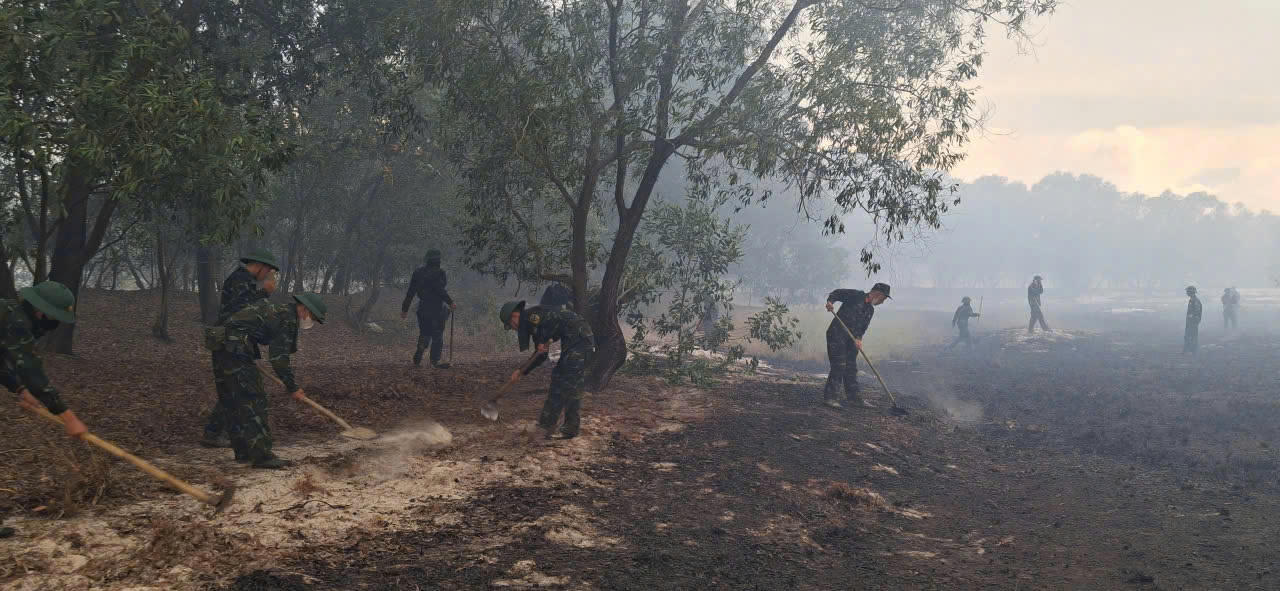 Cán bộ, chiến sĩ khẩn trương dập tàn, xử lý các điểm cháy âm ỉ để ngăn lửa bùng phát trở lại tại khu vực rừng phòng hộ ở xã Nam Cửa Việt.