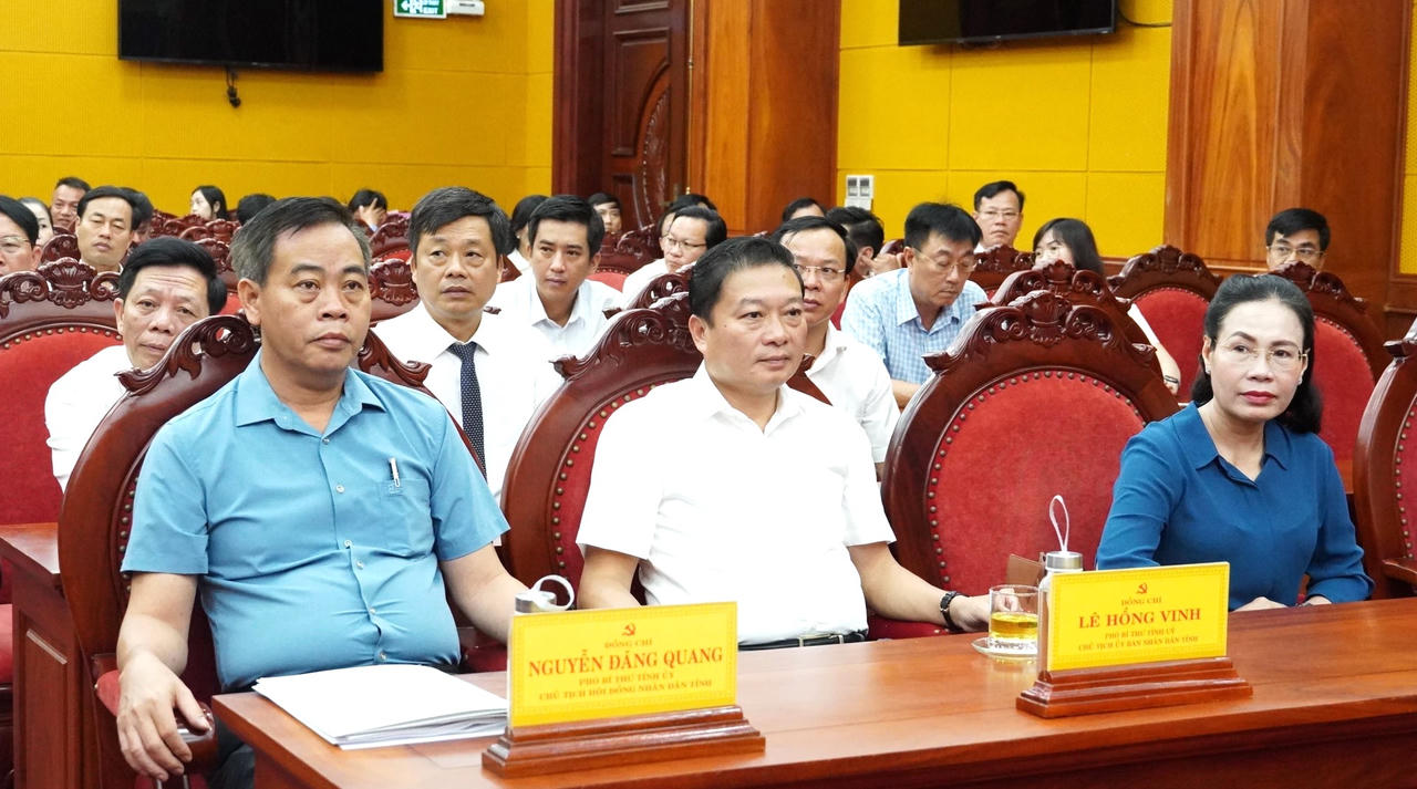 Các đồng chí lãnh đạo tỉnh tham dự hội nghị.