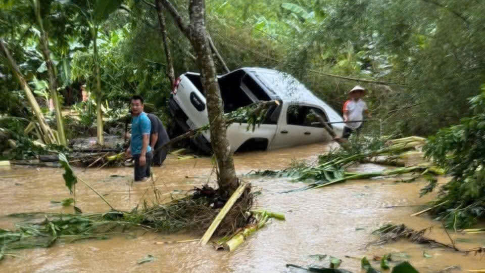 Một chiếc ô tô bị cuốn trôi 1km do lũ ống. (Ảnh: CTV)