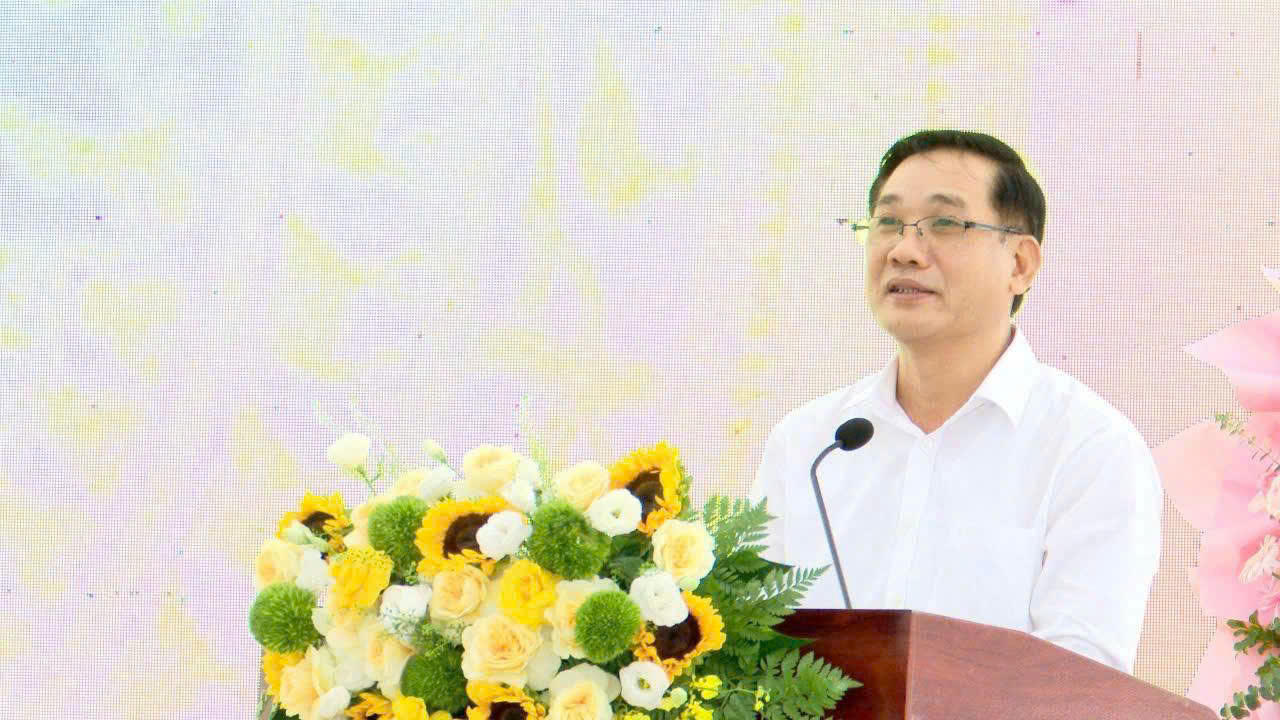 Ông Phạm Trọng La, Phó Bí thư Đảng ủy, Chủ tịch UBND xã Thư Lâm phát biểu tại buổi lễ.