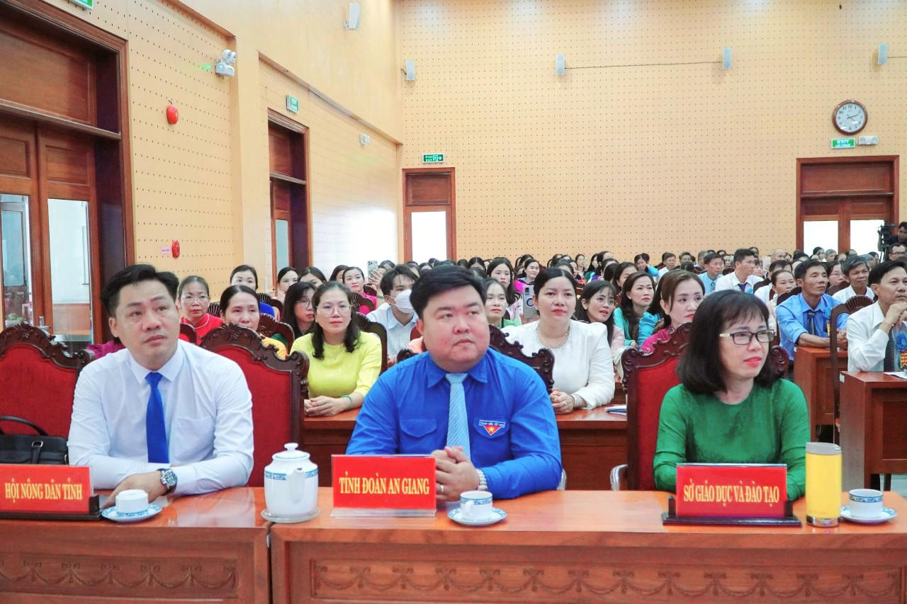 An Giang: Biểu dương 93 gia đình hạnh phúc, vượt khó nuôi con thành đạt