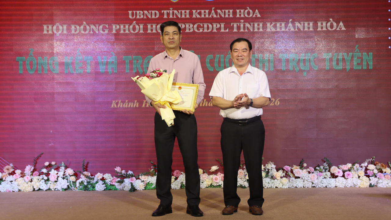 Ông Trần Văn Hiếu -&nbsp; Giám đốc Sở Tư pháp Khánh Hòa trao giải nhất tập thể cho Trường Đại học Khánh Hòa