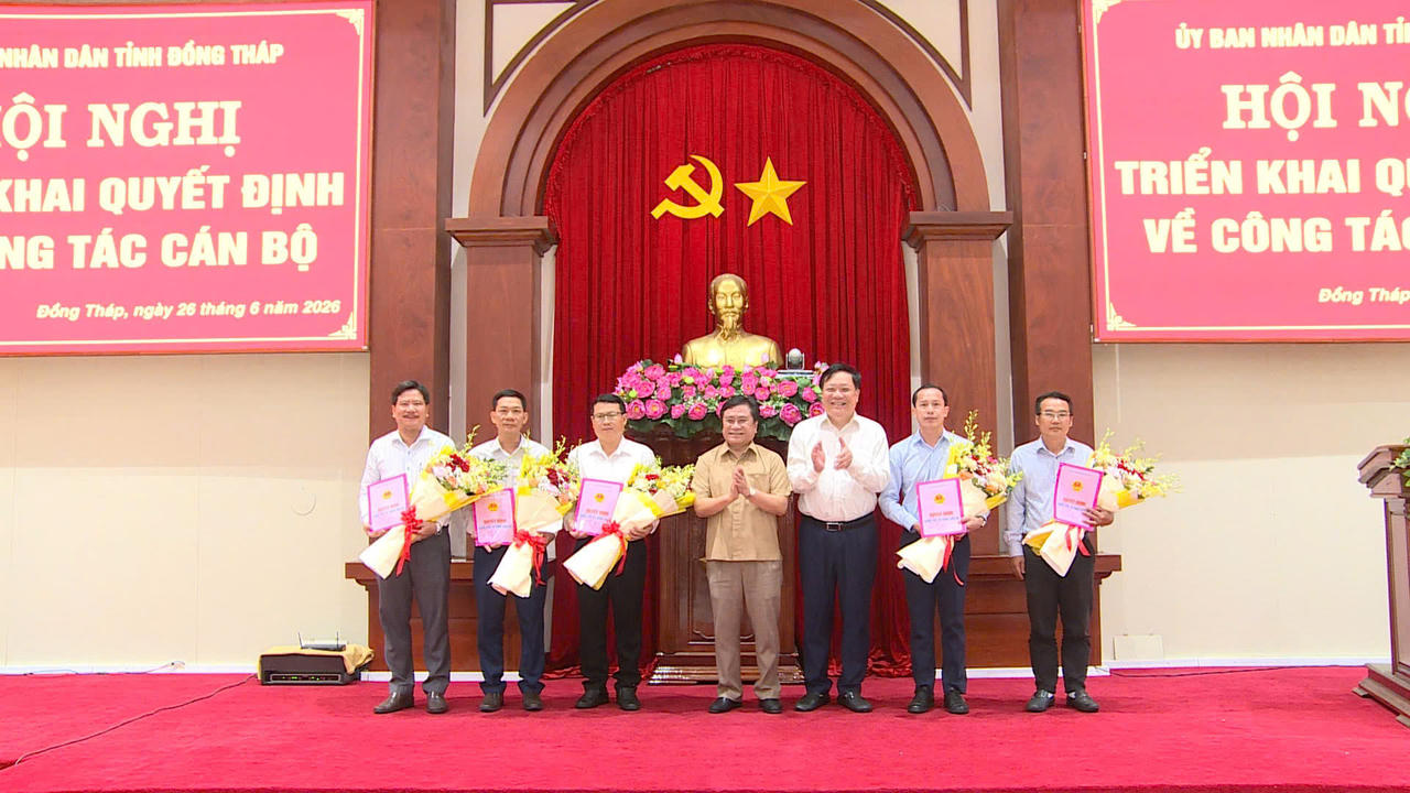 Trao quyết định bổ nhiệm và tặng hoa chúc mừng các lãnh đạo Ban Quản lý dự án đầu tư xây dựng công trình nông nghiệp và phát triển nông thôn tỉnh Đồng Tháp.