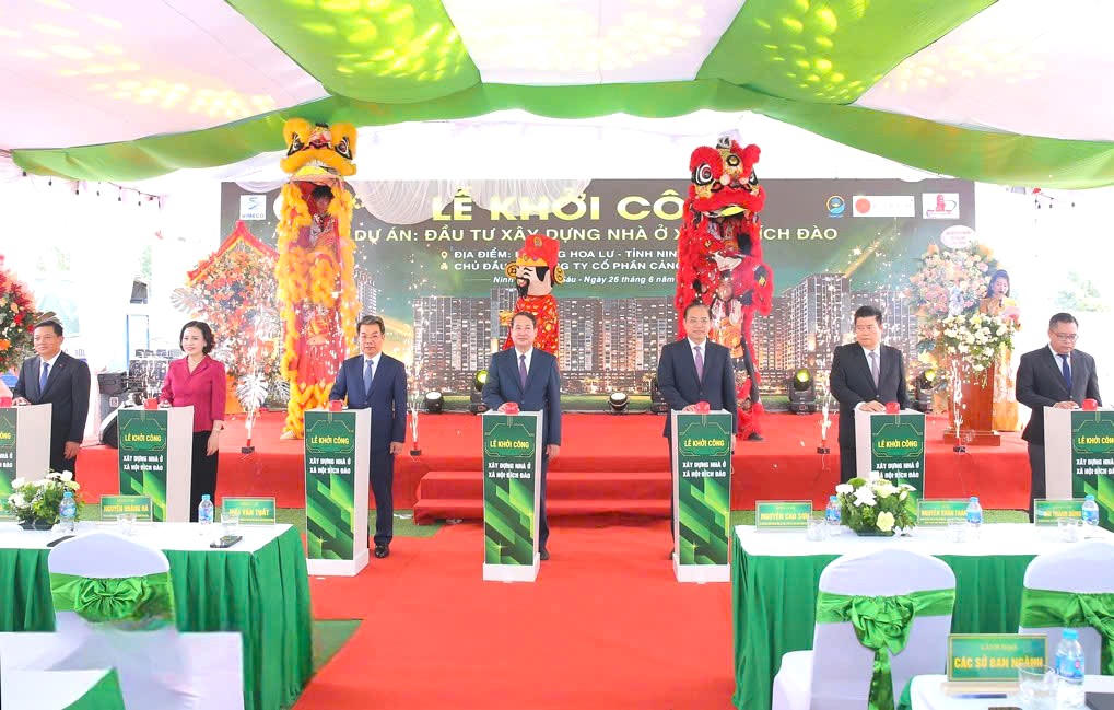Ông Mai Văn Tuất, Phó Bí thư Tỉnh ủy, Trưởng Đoàn đại biểu Quốc hội (ĐBQH) tỉnh Ninh Bình cùng các đại biểu thực hiện nghi thức bấm nút khởi công dự án nhà ở xã hội Bích Đào tại phố Bích Sơn, phường Hoa Lư, Ninh Bình (Ảnh: Anh Tuấn)