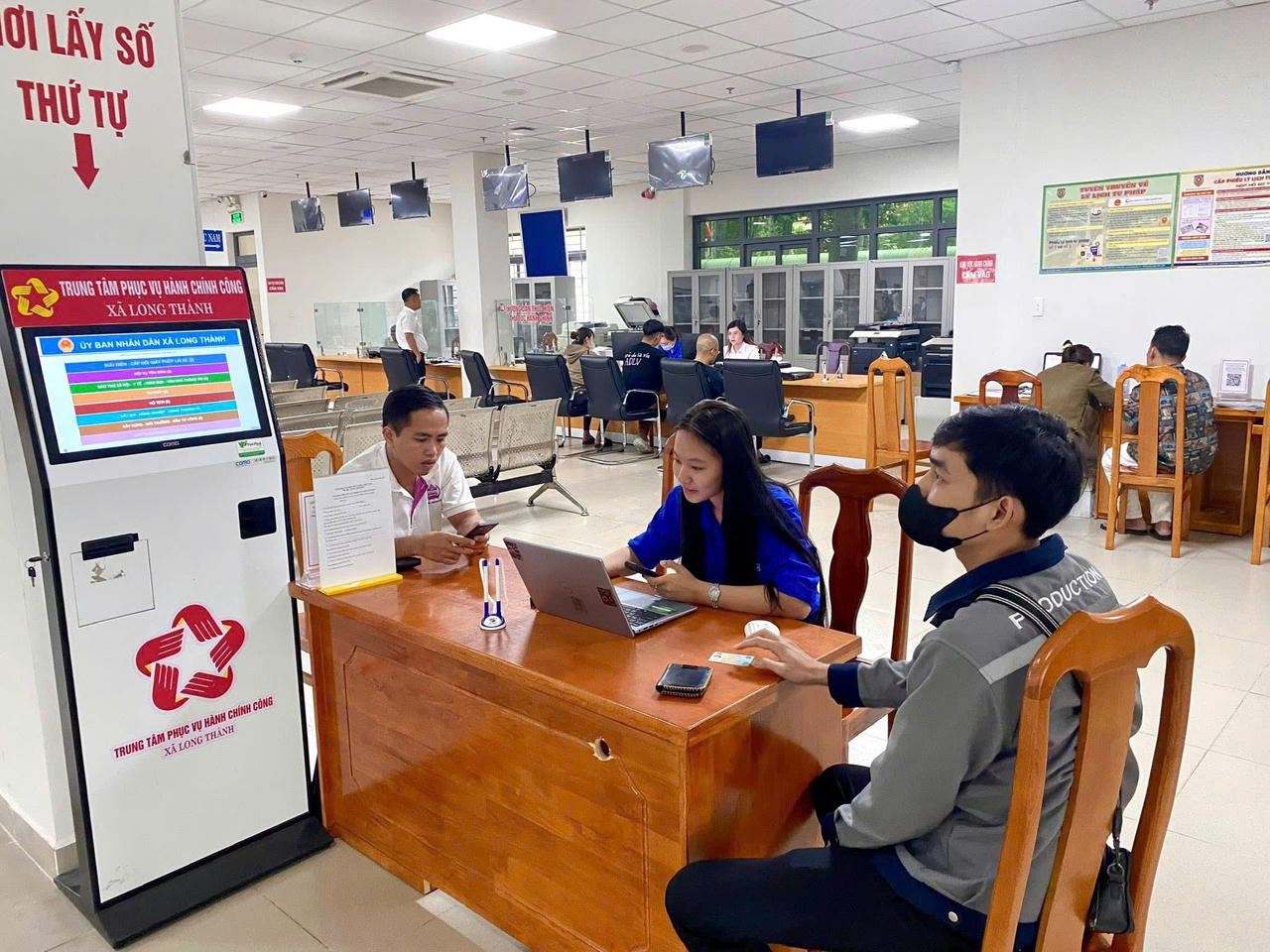 Người dân liên hệ tại thuế cơ sở và UBND xã, phường để cập nhật, điều chỉnh thông tin thuế sử dụng đất phi nông nghiệp.