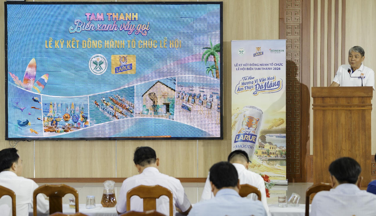 Ông Nguyễn Trần Kim Thủy – Giám đốc kinh doanh khu vực phường Quảng Phú – đại diện cho nhãn hàng bia Larue phát biểu tại sự kiện.
