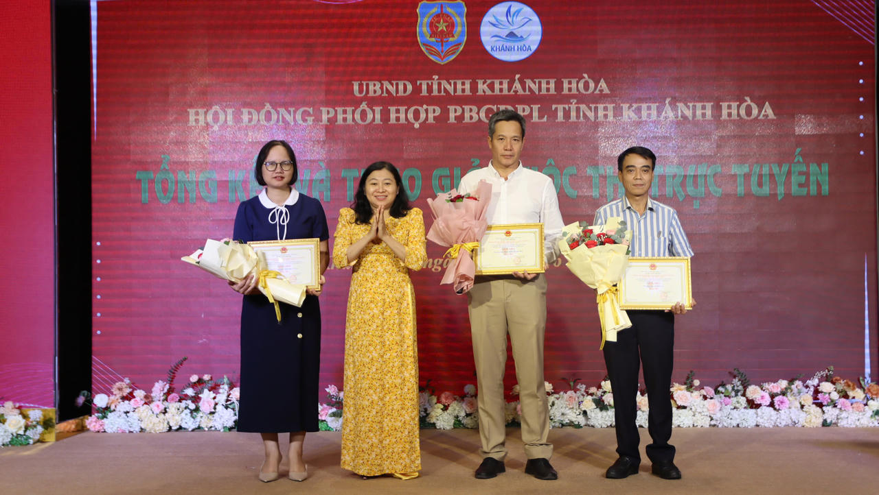 Bà Nguyễn Thụy Thanh Yên trao giải ba cho các tập thể