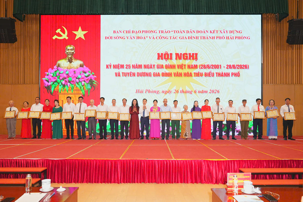 Các gia đình văn hóa tiêu biểu được tuyên dương tại Hội nghị.