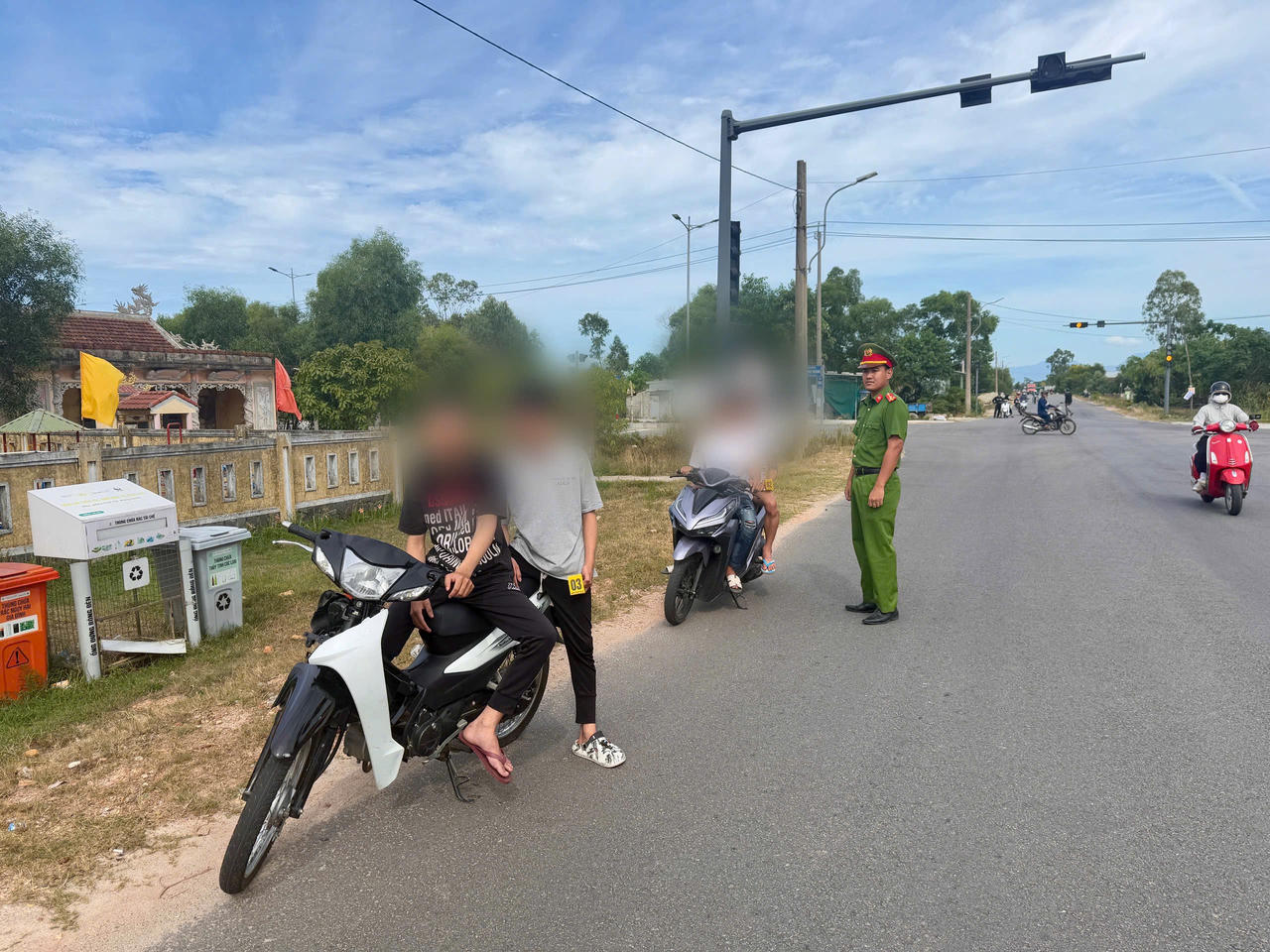 Khởi tố 4 đối tượng ném vỏ chai bia gây thương tích cho người đi đường