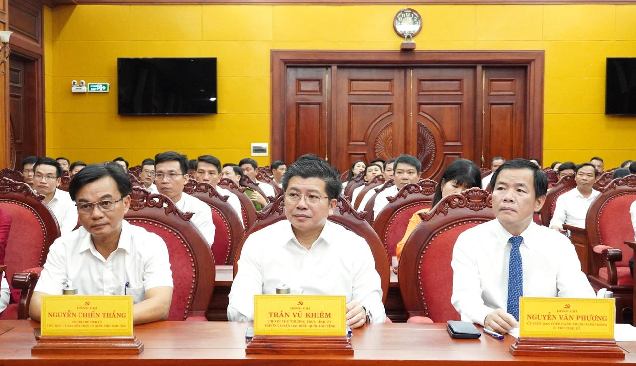 Các đồng chí lãnh đạo tỉnh dự hội nghị công bố các quyết định về công tác cán bộ.