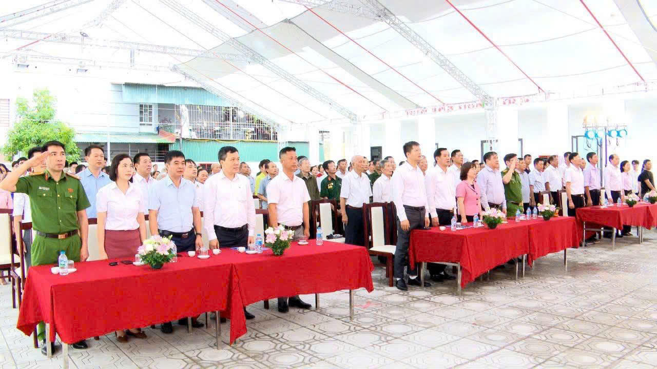 Đông đảo đại biểu và Nhân dân tham dự lễ khánh thành công trình Nhà văn hóa Khu 6
