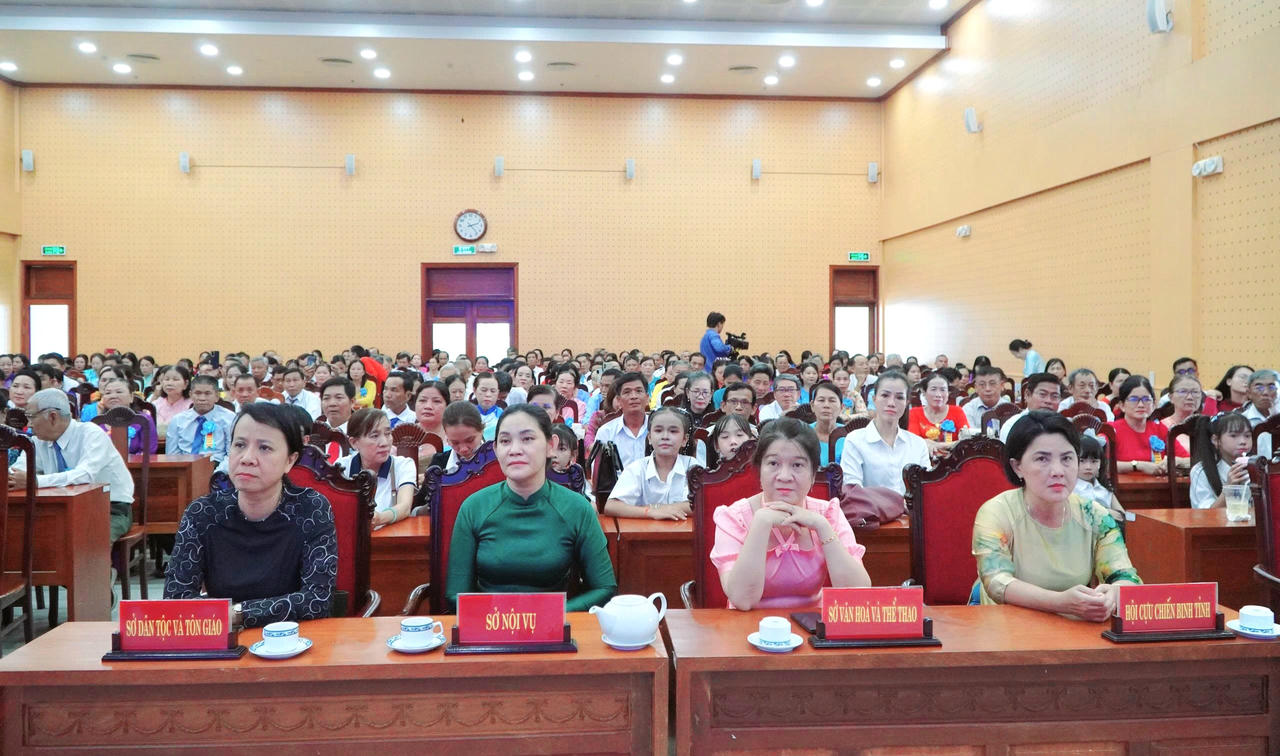 An Giang: Biểu dương 93 gia đình hạnh phúc, vượt khó nuôi con thành đạt