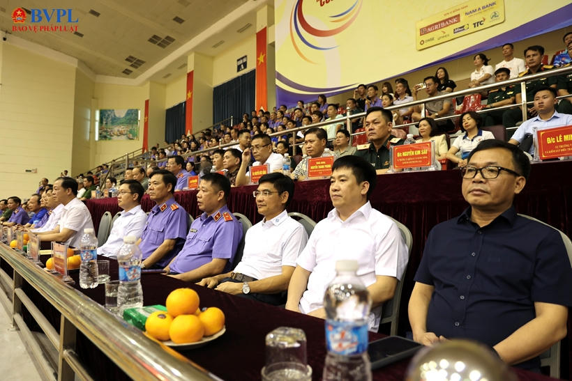  Các đồng chí lãnh đạo, đại biểu tham dự lễ Khai mạc Hội thao.