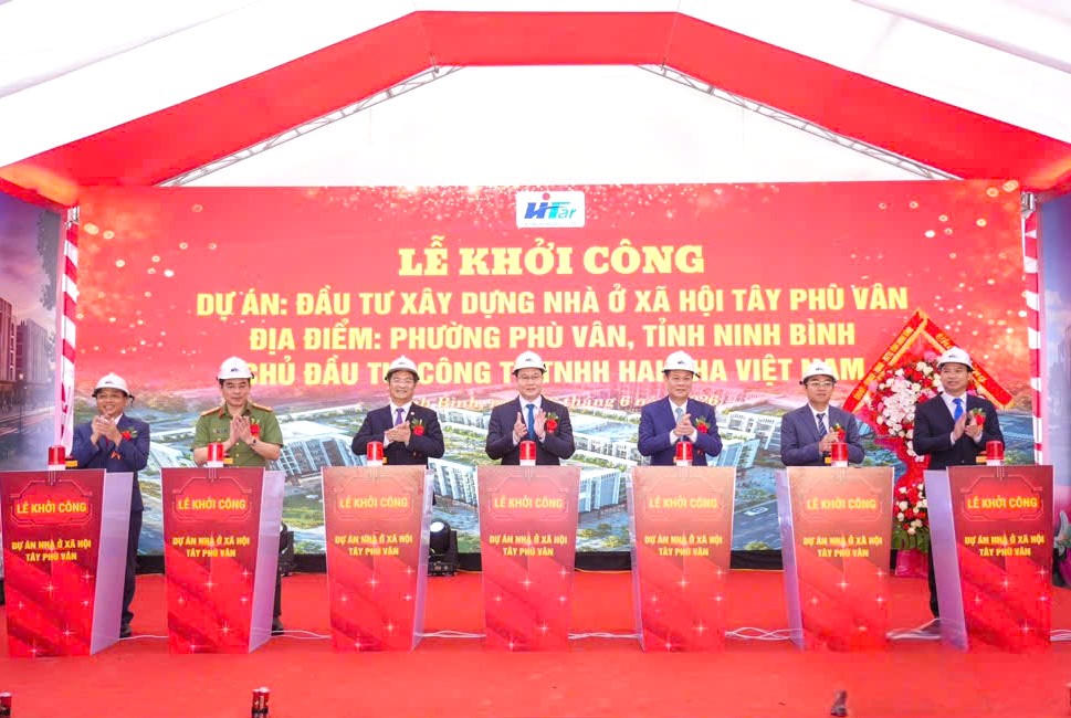 Ông Trần Đăng Quỳnh - Ủy viên dự khuyết Trung ương Đảng, Phó Bí thư Thường trực Tỉnh ủy Ninh Bình cùng các đại biểu thực hiện nghi thức khởi công dự án nhà ở xã hội Tây Phù Vân phường Phù Vân, Ninh Bình (Ảnh: Huy Oanh)