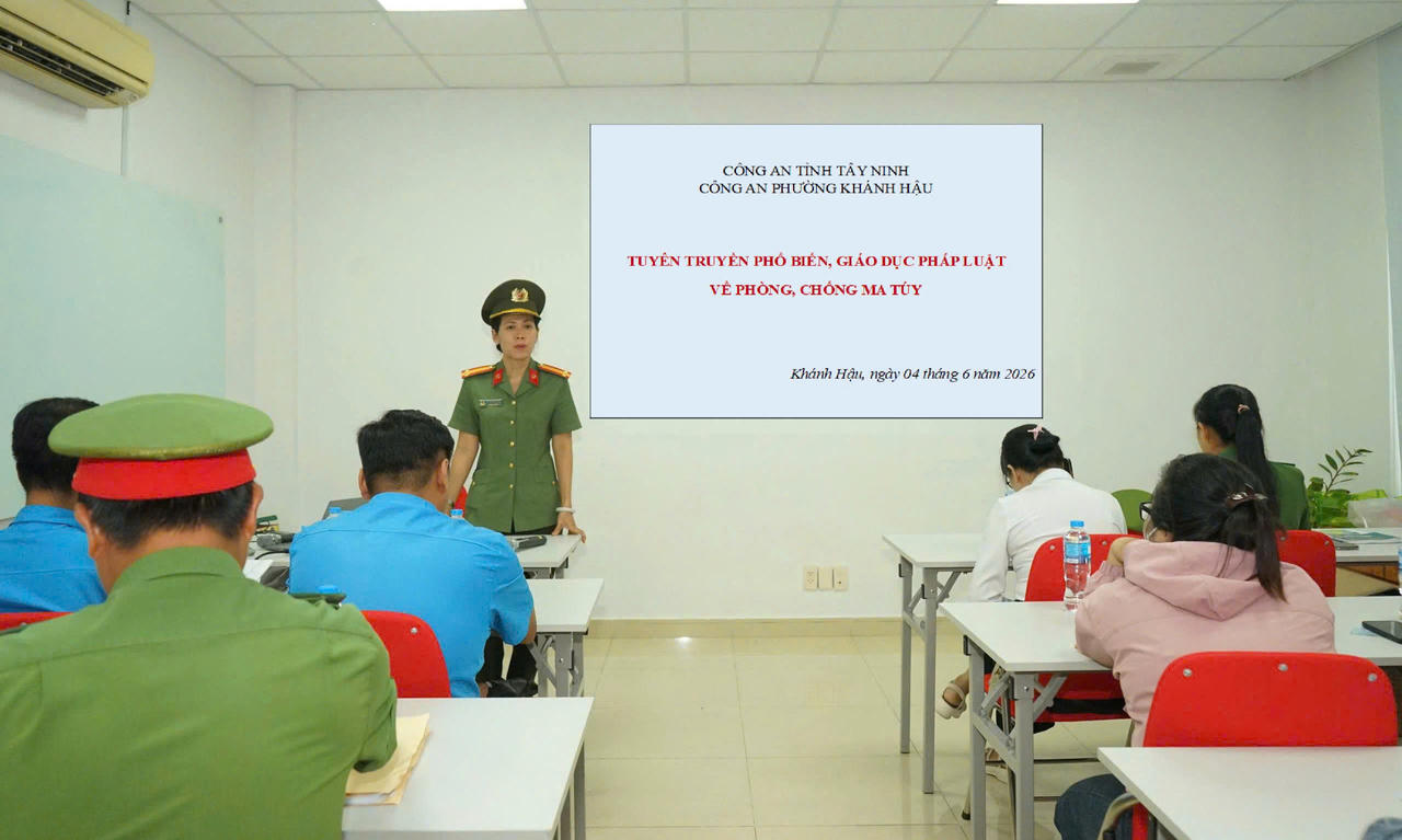 Cán bộ chuyên môn tuyên truyền về trật tự, an toàn giao thông và công tác phòng, chống ma túy cho công nhân đang làm việc trong Công ty TNHH INTERSnack Việt Nam.