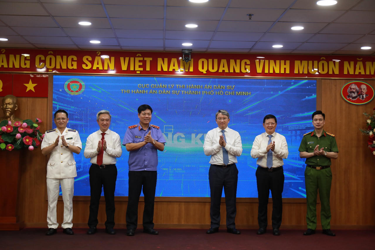 Bộ trưởng Bộ Tư pháp Nguyễn Hải Ninh, Thứ trưởng Mai Lương Khôi và các đại biểu tại Lễ công bố và triển khai thực hiện thông báo THADS qua ứng dụng VneID (tháng 7/2025)