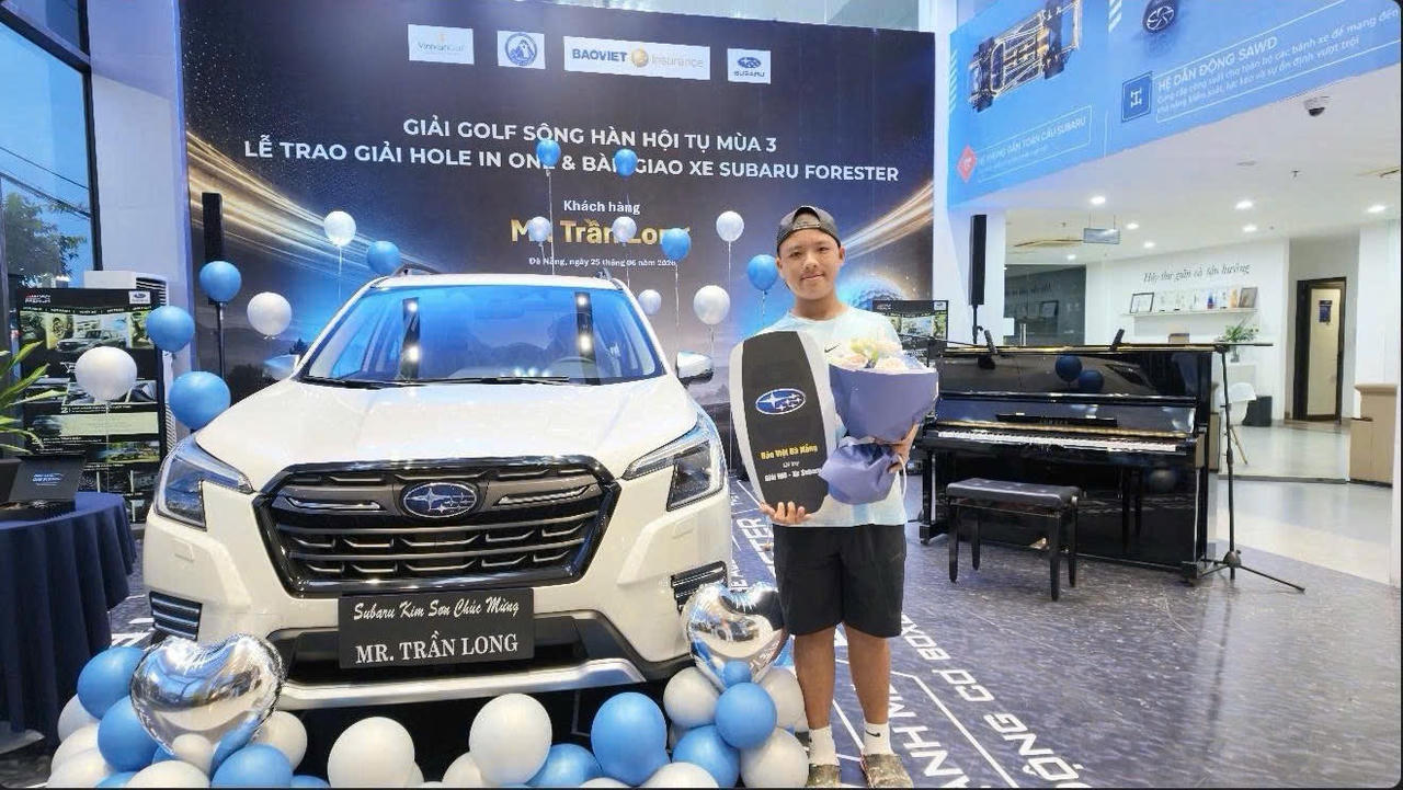 Golfer 15 tuổi Trần Long nhận giải thưởng Hole in One.