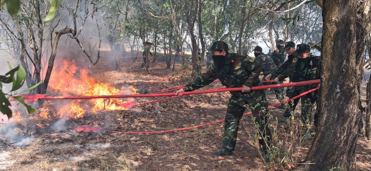 Các lực lượng triển khai nhiều biện pháp nhằm khống chế đám cháy rừng, ngăn lửa lan rộng tại xã Nam Cửa Việt.