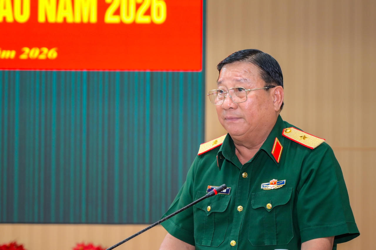 Thiếu tướng Nguyễn Văn Tiền, Phó Tư lệnh Quân khu phát biểu chỉ đạo hội nghị.