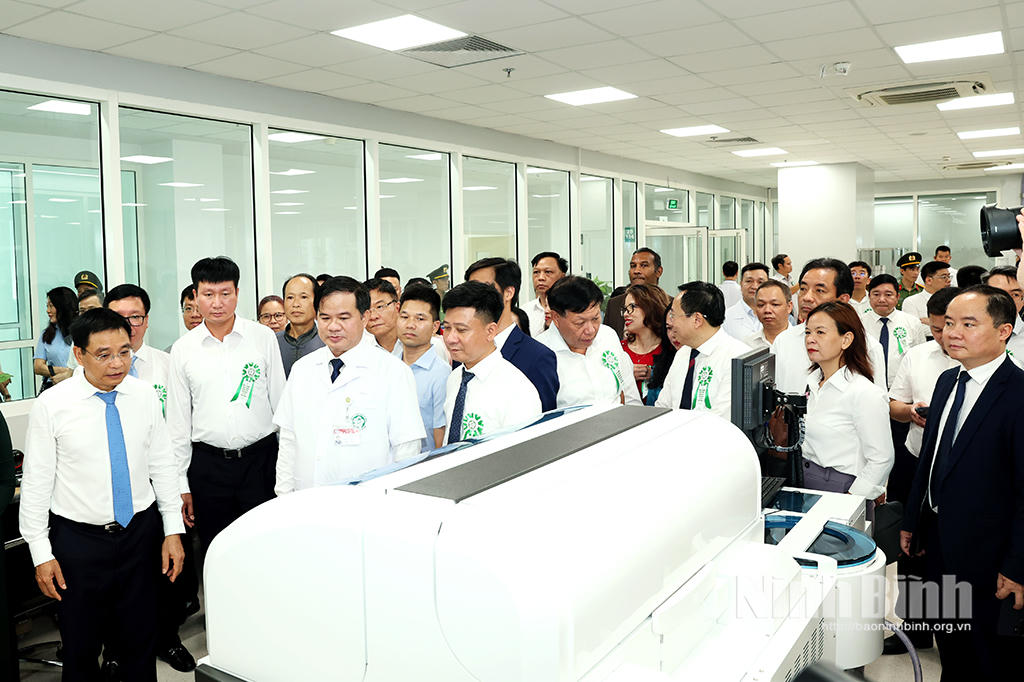 Phó Thủ tướng Chính phủ cùng các đại biểu tham quan cơ sở vật chất bệnh viện (Ảnh: Phan Hiếu- Minh Quang)