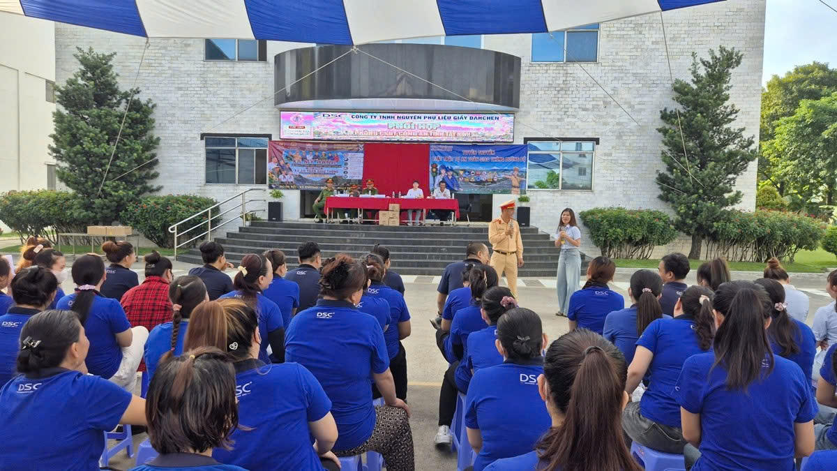 Hơn 320 cán bộ, công nhân, người lao động Công ty TNHH Nguyên phụ liệu giày Dahchen được tuyên truyền pháp luật về trật tự, an toàn giao thông đường bộ