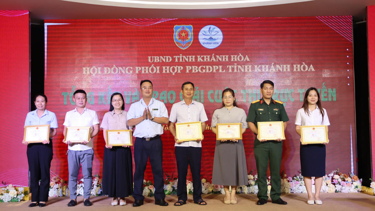 Ông Lê Thanh Tú - Phó Chánh Thanh tra tỉnh trao giải khuyến khích cho các cá nhân