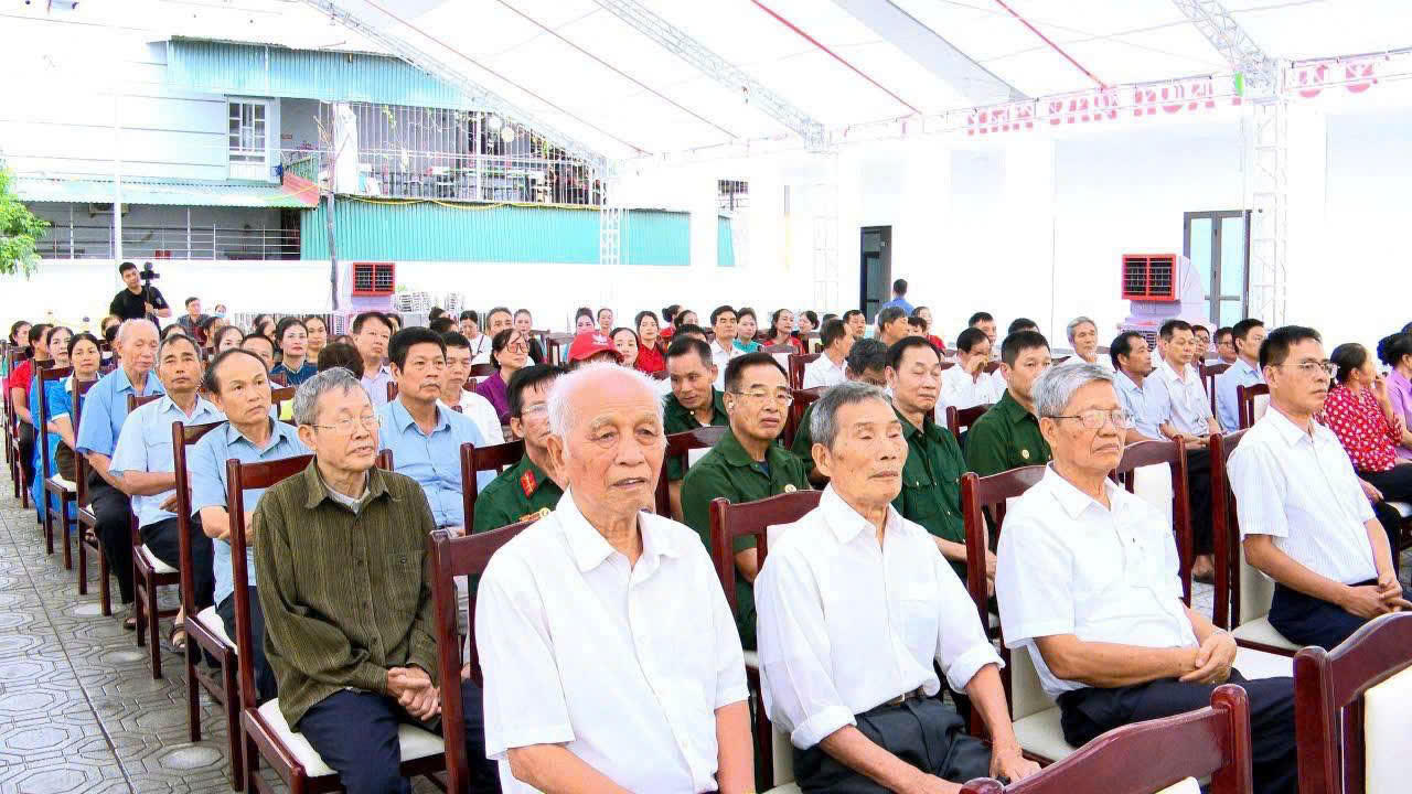 Đông đảo người dân Khu 6 tham dự và chia vui trong ngày công trình chính thức đưa vào sử dụng.