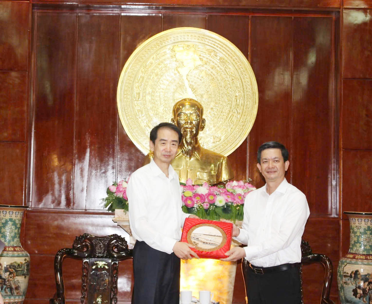 Ông Lê Quang Tùng, Ủy viên Ban Chấp hành Trung ương Đảng - Bí thư Thành ủy, Trưởng Đoàn Đại biểu Quốc hội TP Cần Thơ tặng quà lưu niệm cho ngài Đại sứ.&nbsp;