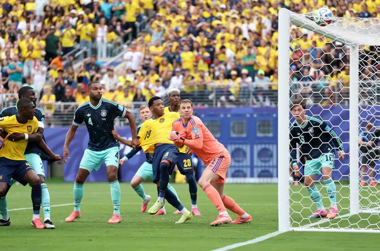 Gonzalo Plata vượt qua thủ môn Neuer mang về chiến thắng 2-1 cho Ecuador (Ảnh FIFA)