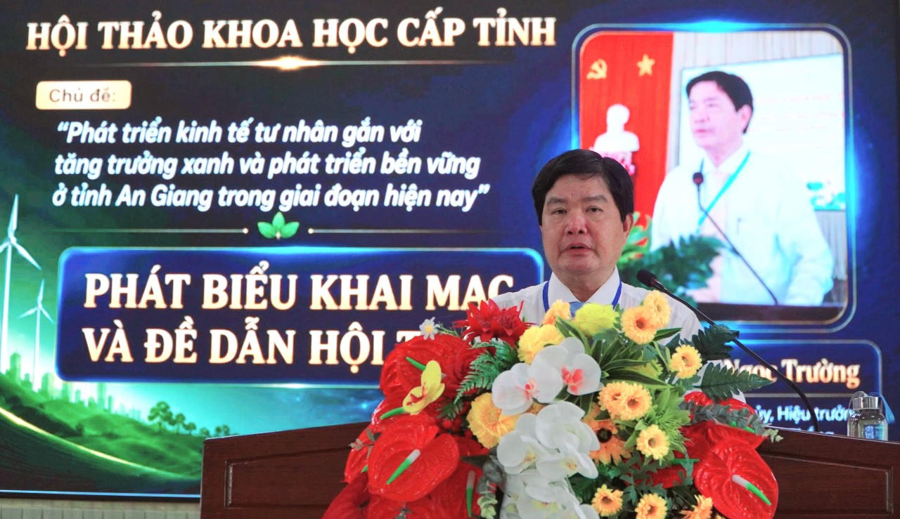 TS. Hồ Ngọc Trường, Hiệu trưởng Trường Chính trị Tôn Đức Thắng phát biểu khai mạc hội thảo