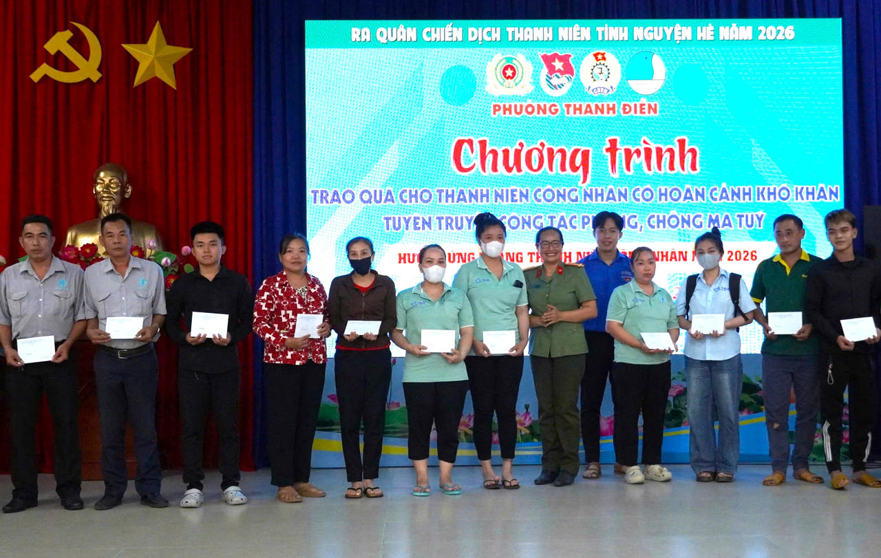 135 phần quà, mỗi phần trị giá 1 triệu đồng đã được trao tận tay các đoàn viên, công nhân lao động có hoàn cảnh khó khăn tại buổi tuyên truyền của Công an phường Thanh Điền