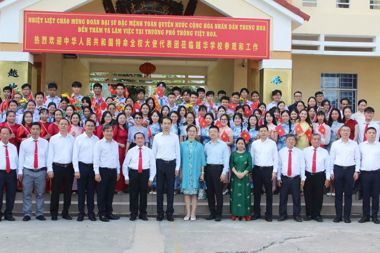 Trong khuôn khổ chuyến thăm và làm việc với TP Cần Thơ, ngài Hà Vĩ, Đại sứ Đặc mệnh toàn quyền nước Cộng hòa Nhân dân Trung Hoa tại Việt Nam cùng đoàn công tác đã đến thăm Trường phổ thông Việt - Hoa Cần Thơ, giao lưu hữu nghị với đại diện cộng đồng người Hoa.&nbsp;