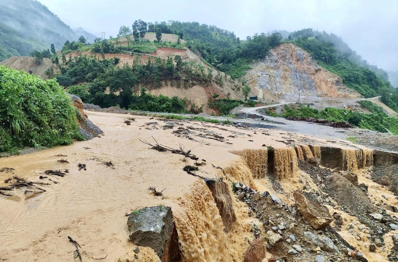 Trên Quốc lộ 34 hướng Nguyên Bình đi Tĩnh Túc đá rơi xuống đường, sạt lở nhiều điểm khiến xe máy và ô tô không thể di chuyển. (Ảnh: PV)