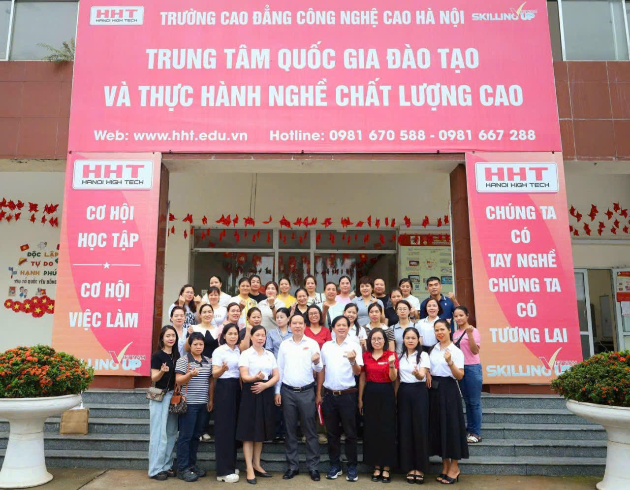 Các đại biểu tham dự chụp ảnh lưu niệm