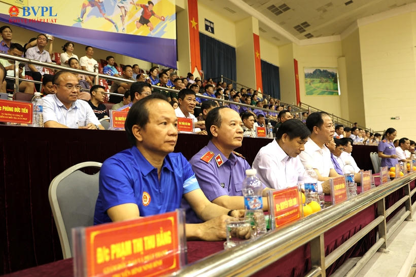 Các đồng chí lãnh đạo, đại biểu tham dự lễ Khai mạc Hội thao.