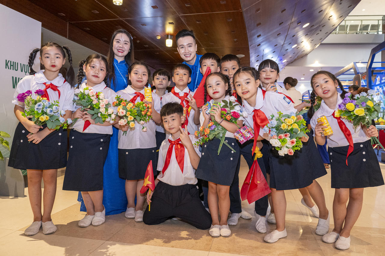 Các mầm non tương lai đất nước được tiếp năng lượng với những sản phẩm dinh dưỡng Vinamilk mát lành. (Ảnh: Vi Nam)