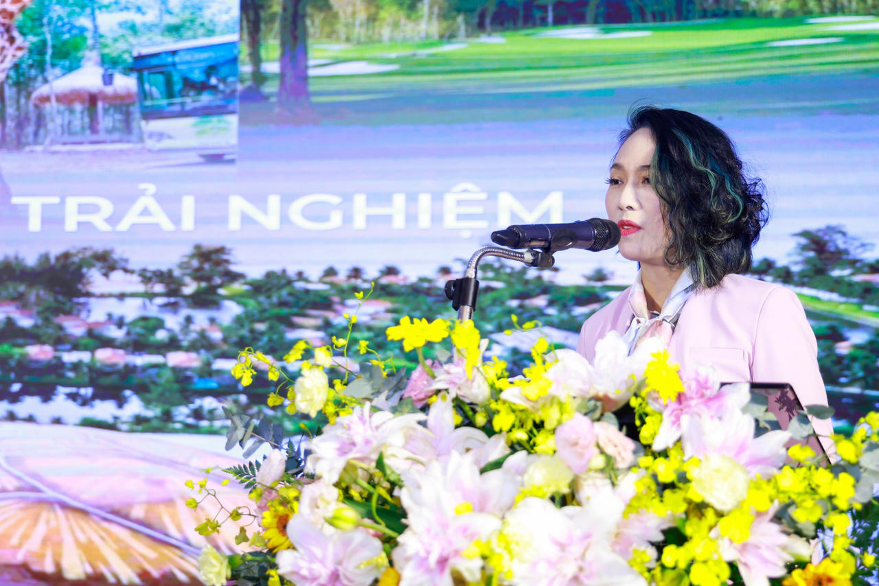 Bà Nguyễn Thu Phương - Giám đốc Chuỗi Khách sạn Vinpearl (Tập đoàn Vingroup) tham luận tại hội thảo. Ảnh Quang Vinh.