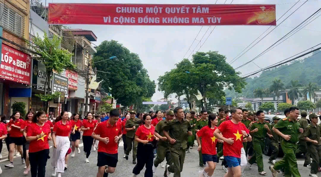 Hơn 53.000 người ở Lào Cai chạy với quyết tâm xây dựng xã, phường không ma túy