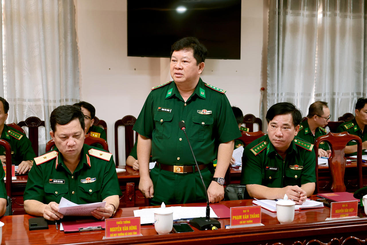 Đại tá Phạm Văn Thắng, Phó Chỉ huy trưởng Bộ Chỉ huy Quân sự tỉnh, Chỉ huy trưởng Ban Chỉ huy Bộ đội Biên phòng tỉnh An Giang báo cáo tình hình, kết quả thực hiện nhiệm vụ 6 tháng đầu năm 2026 với đoàn kiểm tra