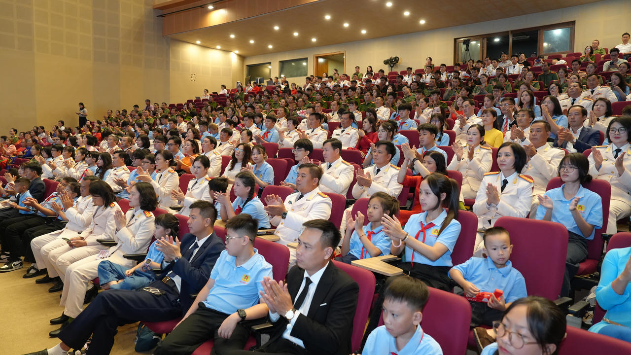 Tuyên Dương 58 gia đình Công an nhân dân tiêu biểu- những "điểm tựa bình yên" phía sau mỗi chiến công