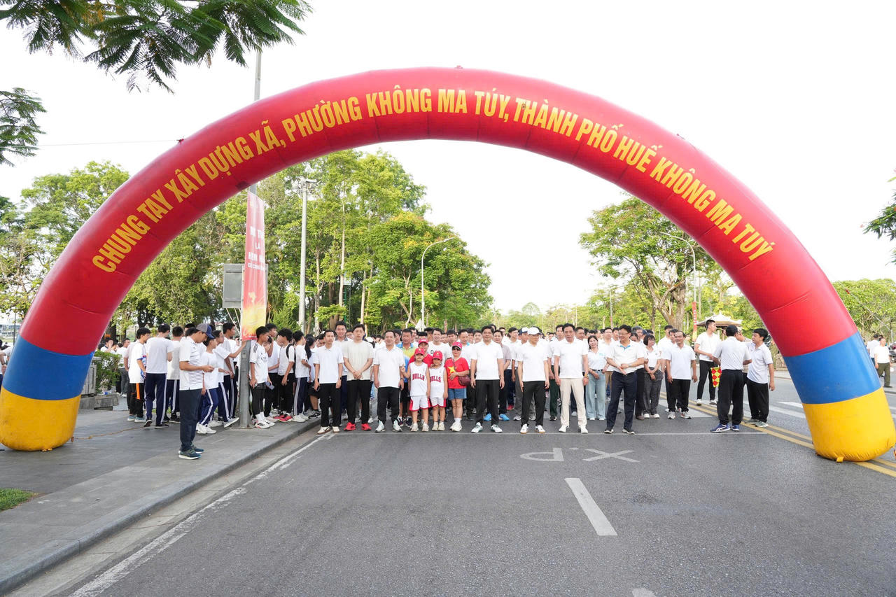 	Đông đảo người dân, đoàn viên, thanh niên và lực lượng vũ trang tham gia Giải chạy hưởng ứng xây dựng xã, phường không ma túy tại TP Huế.