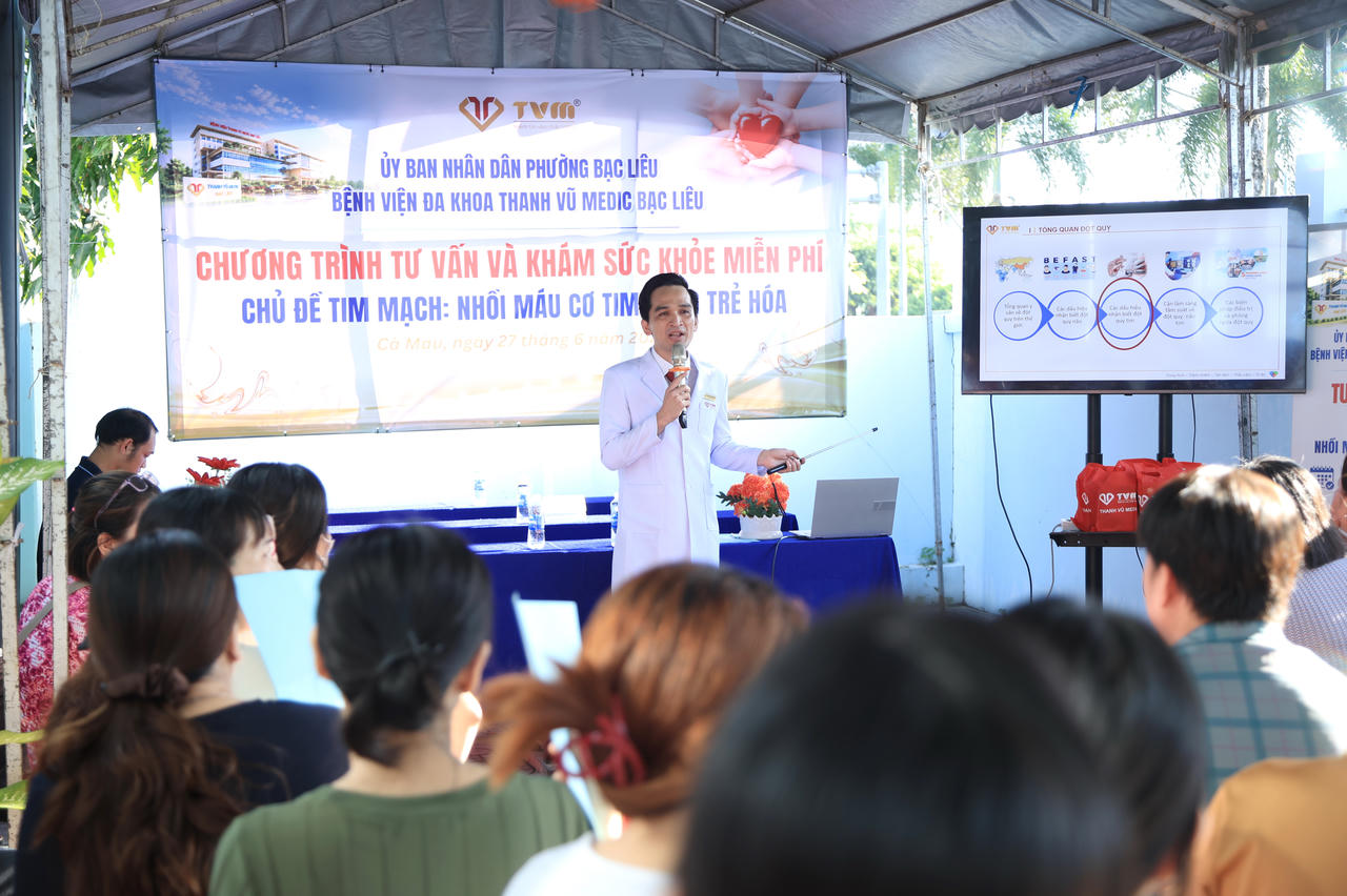 BS.CKI Trần Quỳnh An, trình bày chuyên đề "Bệnh lý tim mạch: Nhồi máu cơ tim đang trẻ hóa", hướng dẫn người dân nhận biết sớm các dấu hiệu cảnh báo.