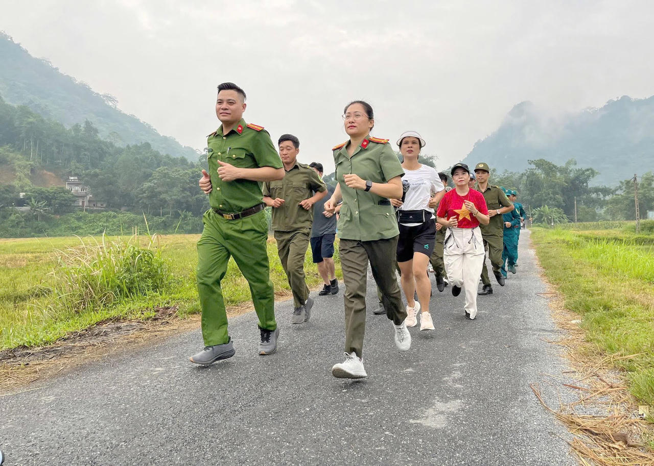 Các đại biểu và trên 300 vận động viên xã Cốc San tham gia giải chạy phong trào trong không khí sôi nổi, hào hứng, thể hiện tinh thần đoàn kết, quyết tâm và trách nhiệm của mỗi cá nhân đối với công tác phòng, chống ma túy.