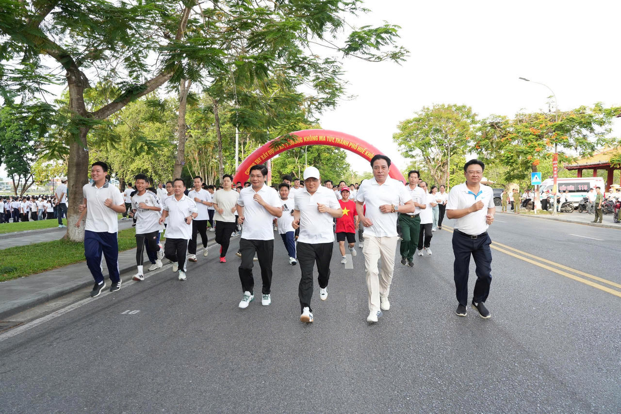 Lãnh đạo TP Huế tham gia chạy hưởng ứng, lan tỏa thông điệp sống lành mạnh, nói không với ma túy.