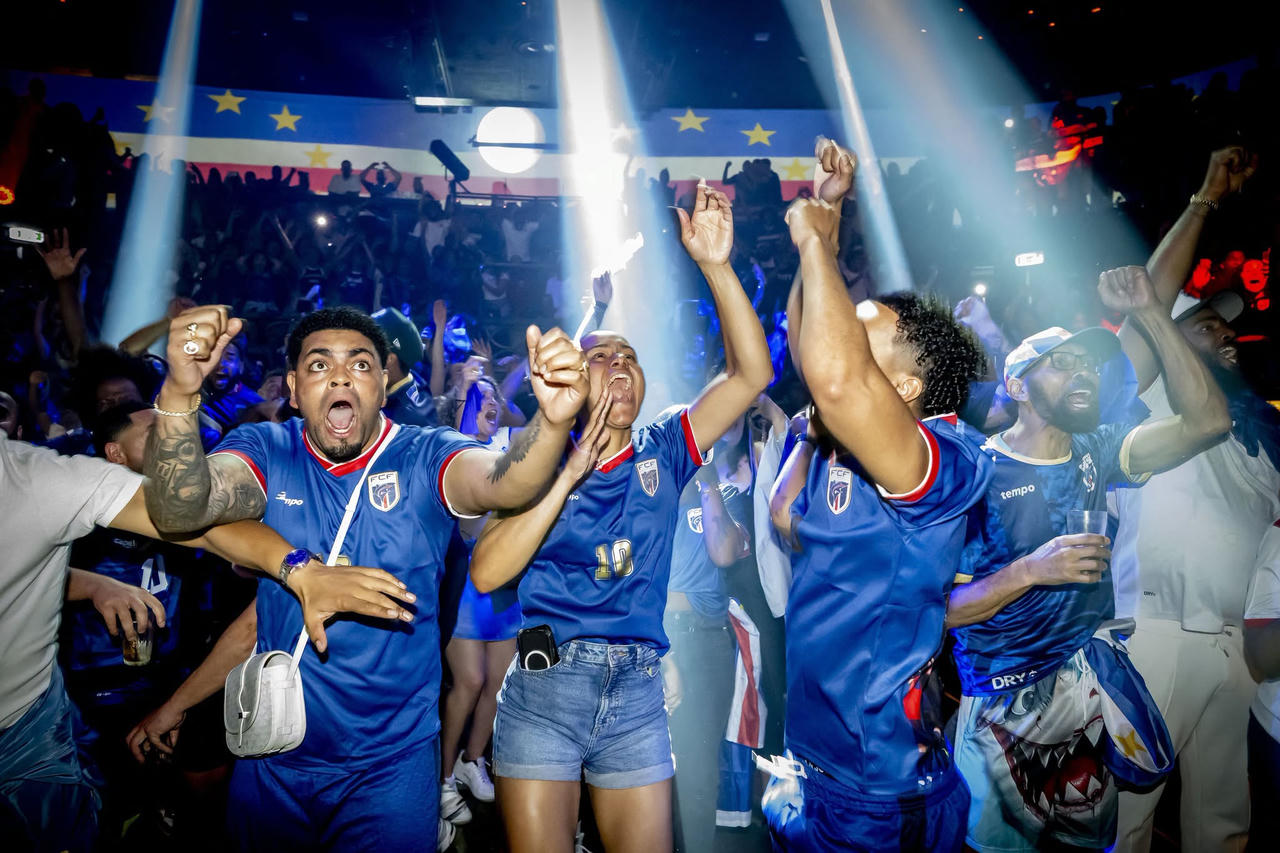 Người dân Cape Verde vui mừng khi đội bóng đã có mặt ở vòng đấu loại trực tiếp (Ảnh: FIFA)