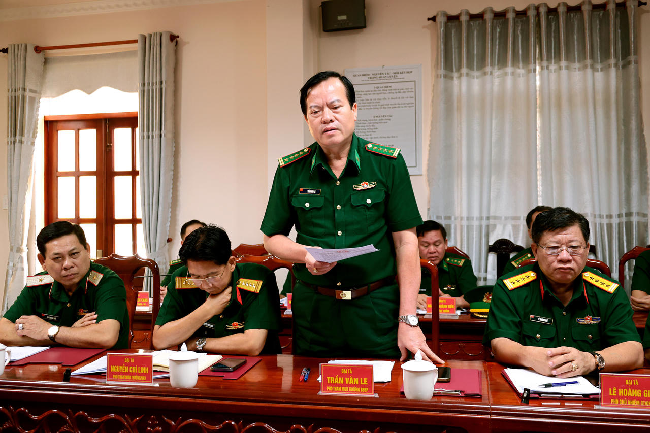 Đại tá Trần Văn Le, Phó Tham mưu trưởng Bộ đội Biên phòng phát biểu tại buổi làm việc