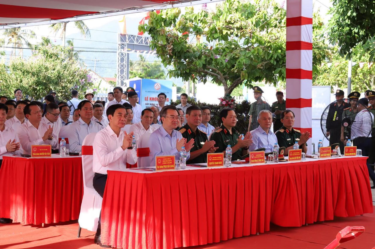 Các đại biểu tham dự chương trình.