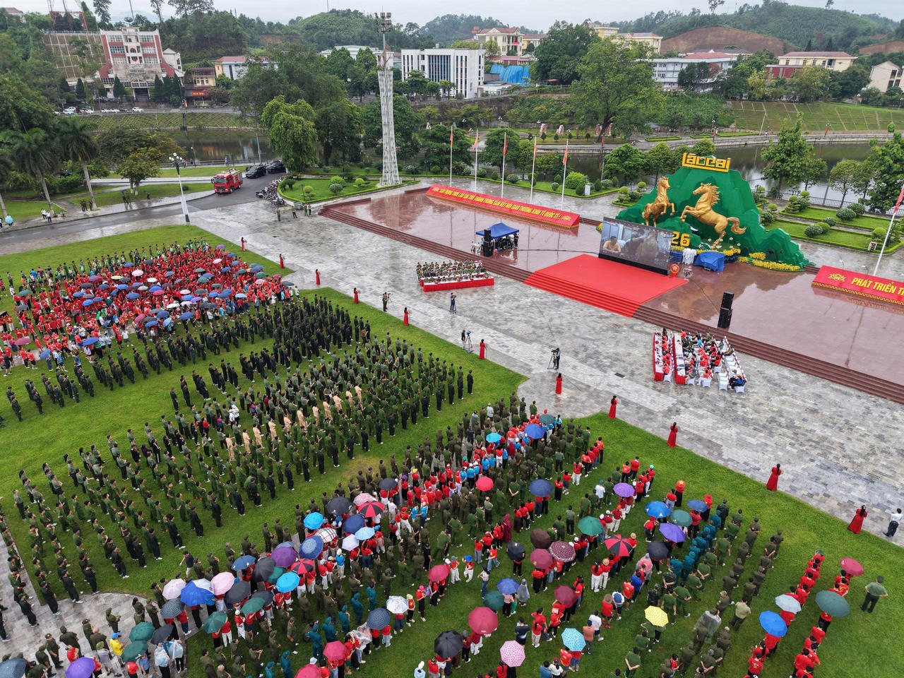 Đông đảo đại biểu và nhân dân có mặt tham gia mít tinh và hưởng ứng giải chạy phong trào phòng, chống ma túy  tại Quảng trường 19/8.